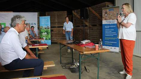 Gedeputeerde Roefs (rechts) tegenover LLTB-voorzitter Léon Faassen op Proefboerderij Wijnandsrade, onderstreept dat de provincie Limburg haar boeren niet de nek wil omdraaien, maar ze juist nodig heeft.