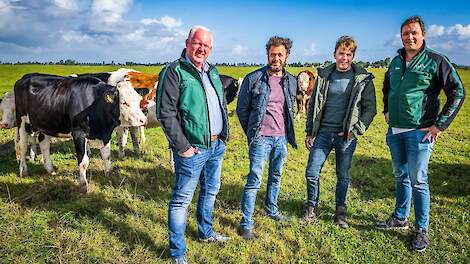 In de wei van biologische melkveehouder Van der Velde uit Niehove, vlnr: Allard Bakker, Erik van der Velde, Gert-Jan Stoeten en Daan Tomesen (projectmanager De Groene Weg).