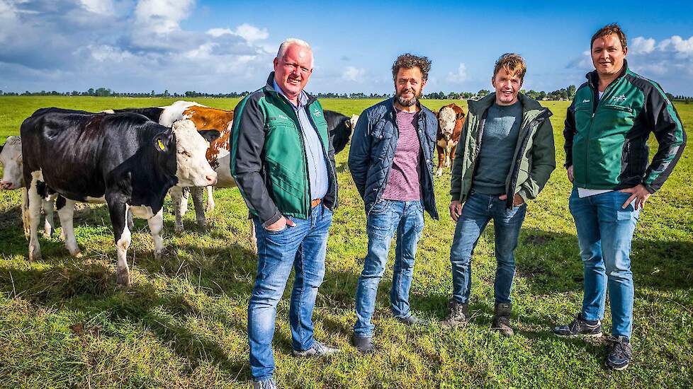 In de wei van biologische melkveehouder Van der Velde uit Niehove, vlnr: Allard Bakker, Erik van der Velde, Gert-Jan Stoeten en Daan Tomesen (projectmanager De Groene Weg).
