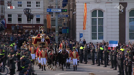 Omgekeerde vlaggen tijdens Prinsjesdag.