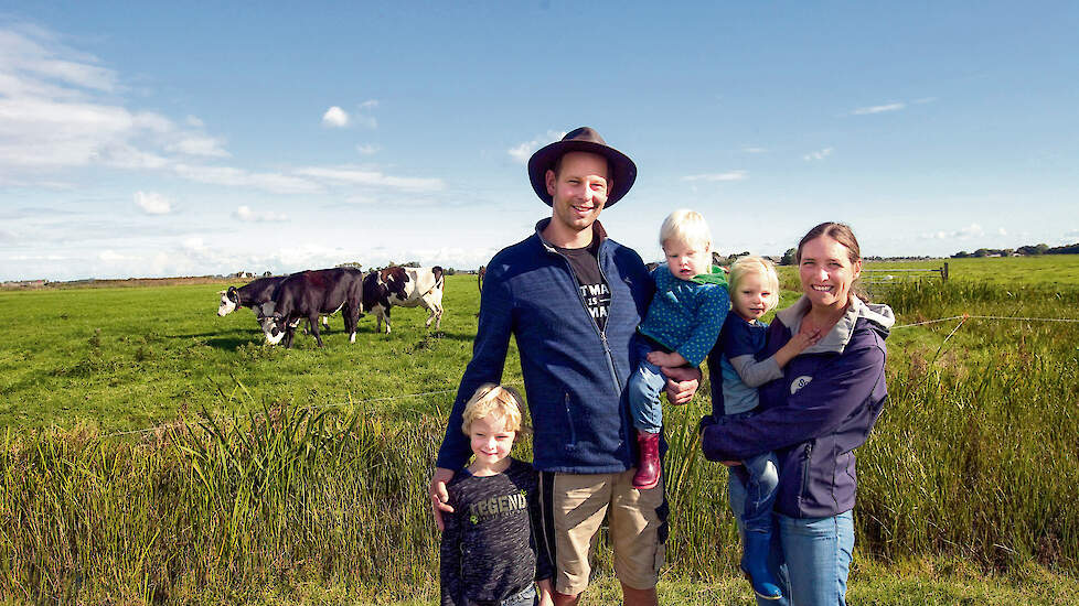 Gerard en Mieke Mul en hun kinderen Jens (6), Vera (2) en Mette (4) zien de noodzaak om het boerenverstand te blijven gebruiken. „We vallen op deze manier weer terug op het ouderwetse vakmanschap.”