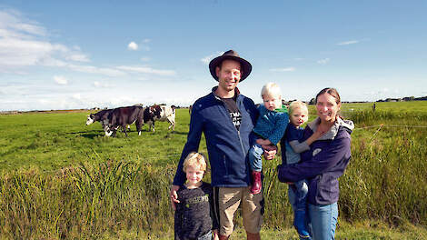 Gerard en Mieke Mul en hun kinderen Jens (6), Vera (2) en Mette (4) zien de noodzaak om het boerenverstand te blijven gebruiken. „We vallen op deze manier weer terug op het ouderwetse vakmanschap.”