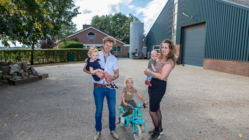 Melkveehouder Roel-Henk Westert en zijn vrouw Marinka met hun drie kinderen, van links naar rechts: Lieke (2), Liss (4) en baby Jort.