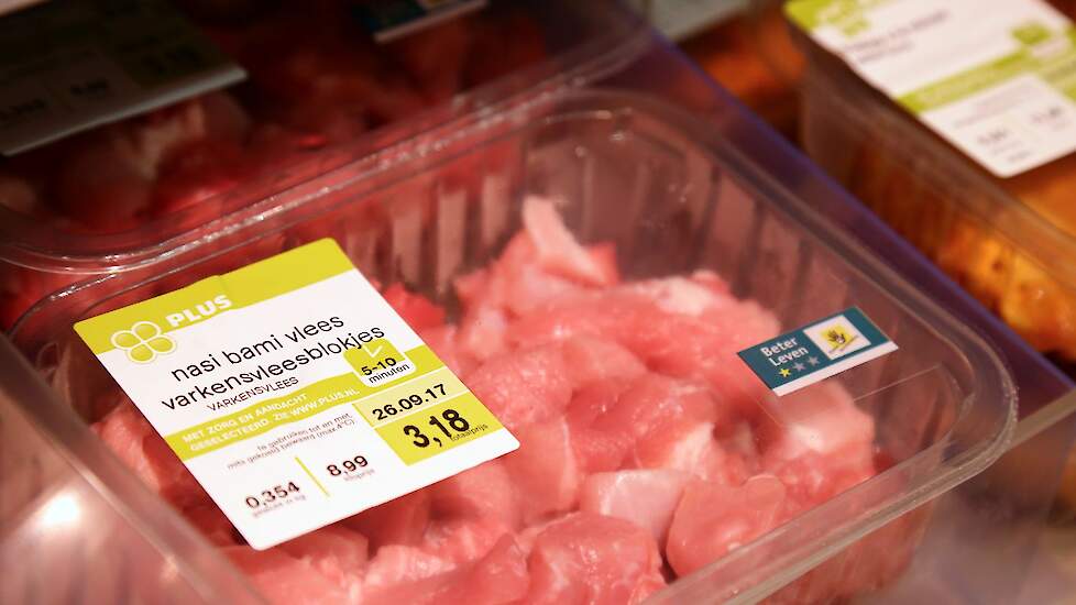 Foto ter illustratie. Varkensvlees met 1 ster van het Beter Leven-keurmerk in de supermarkt.