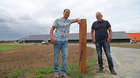 Mark en zijn vader Hennie Haamberg glunderen vol trots voor hun prachtige nieuwe biologische leghennenstal, die plaats biedt aan 14.000 leghennen.