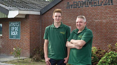 Thijs (links) en Arie van Bommel. Harm, de oudste zoon en niet op de foto, werkt momenteel bij een ander varkensbedrijf. Arie hoopt het bedrijf over een paar jaar aan zijn zoons over te kunnen dragen.