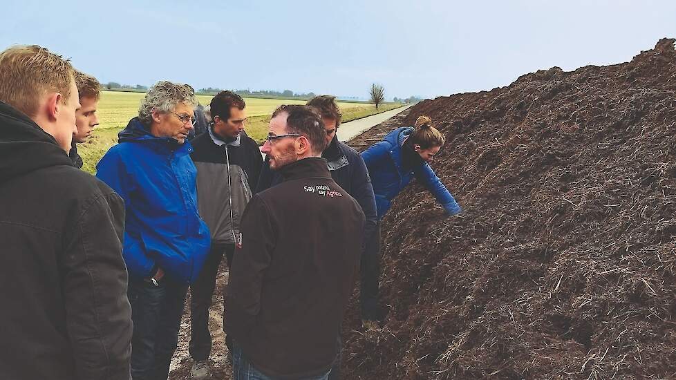 Joost bekijkt de plantaardige mest met deelnemers aan de workshop 100% plantaardige mest.