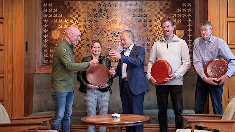 Op de foto vlnr. René Koelman, Sandra Heemskerk (Weidegeluk), burgemeester Henri Lenferink, Theo Warmerdam (De Sophiahoeve), Ruud van Schie (Sweylanthoeve).