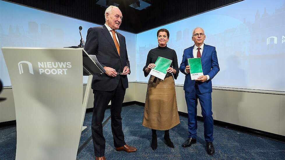 De overhandiging van het rapport van Remkes aan ministers Christianne van der Wal voor Natuur en Stikstof en Piet Adema van Landbouw, Natuur- en Voedselkwaliteit.
