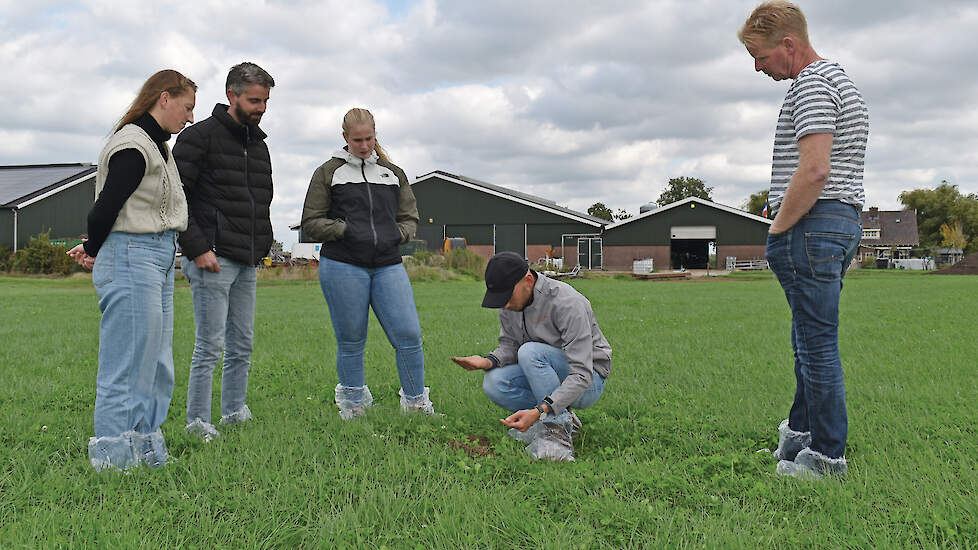 Tijdens de workshop gaan de deelnemers met onderzoeker Pedro Janssen het veld in, om meer zicht te krijgen op de invloed van klaver op de grasgroei en de bodem.