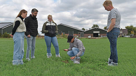 Tijdens de workshop gaan de deelnemers met onderzoeker Pedro Janssen het veld in, om meer zicht te krijgen op de invloed van klaver op de grasgroei en de bodem.