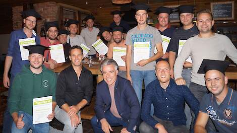 De 15 deelnemers aan de Masterclass Agri-business ontvingen uit de handen van cursusleider Twan Penninx van Voergroep Zuid het certificaat.