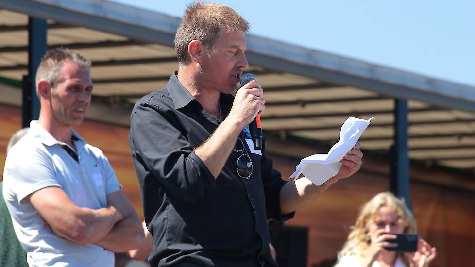 Voorzitter Mark van den Oever van FDF op het podium tijdens het boerenprotest in Stroe.