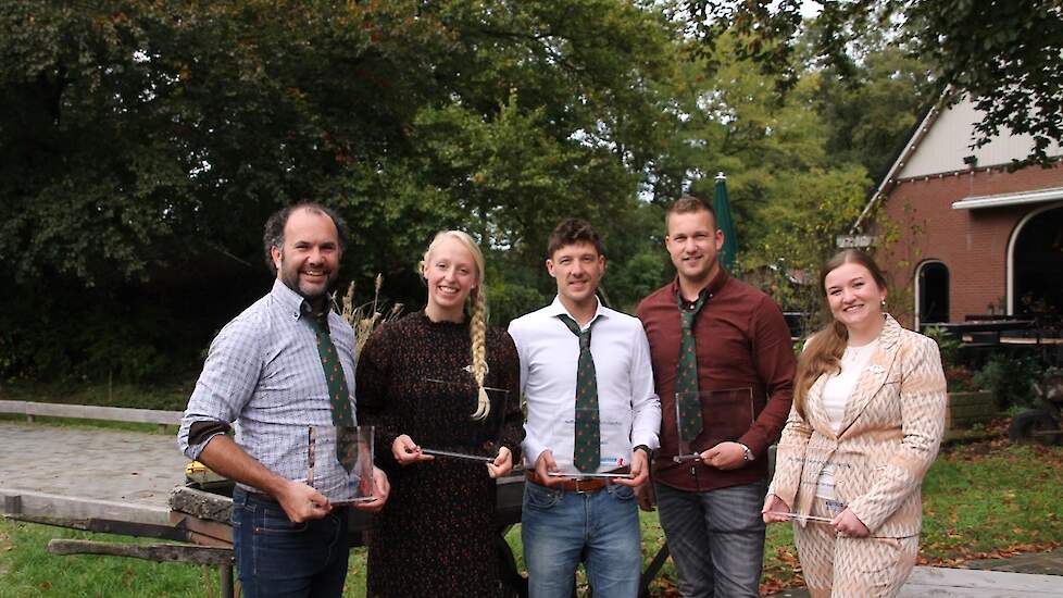 De vijf winnaars met Rogier Scherpbier (midden) en Carina van de Beek (rechts).