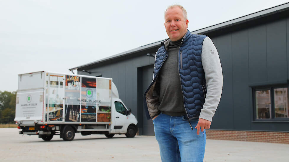 Drie jaar geleden was dit een nertsenbedrijf. Nu heeft Lyon Hutten er een hal voor zijn nieuwe onderneming Handel in Geluk.