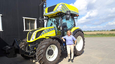 Leontien Kloosterman van loonbedrijf Kloosterman bij de gloednieuwe New Holland T5.140 waterstoftrekker in Kapelle.