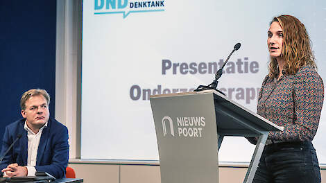 Alien van Zijtveld, melkveehouder uit Rouveen, spreekt in Den Haag. Het Enschedese Tweede Kamerlid Pieter Omtzigt luistert aandachtig.
