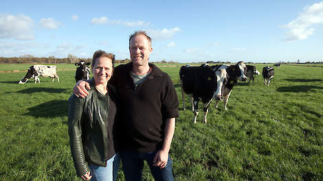 Klaas en Sandra Heemskerk tussen de koeien. „Vrijwel al onze melk wordt verwerkt tot Leidse kaas, roomboter en andere zuivelproducten.”