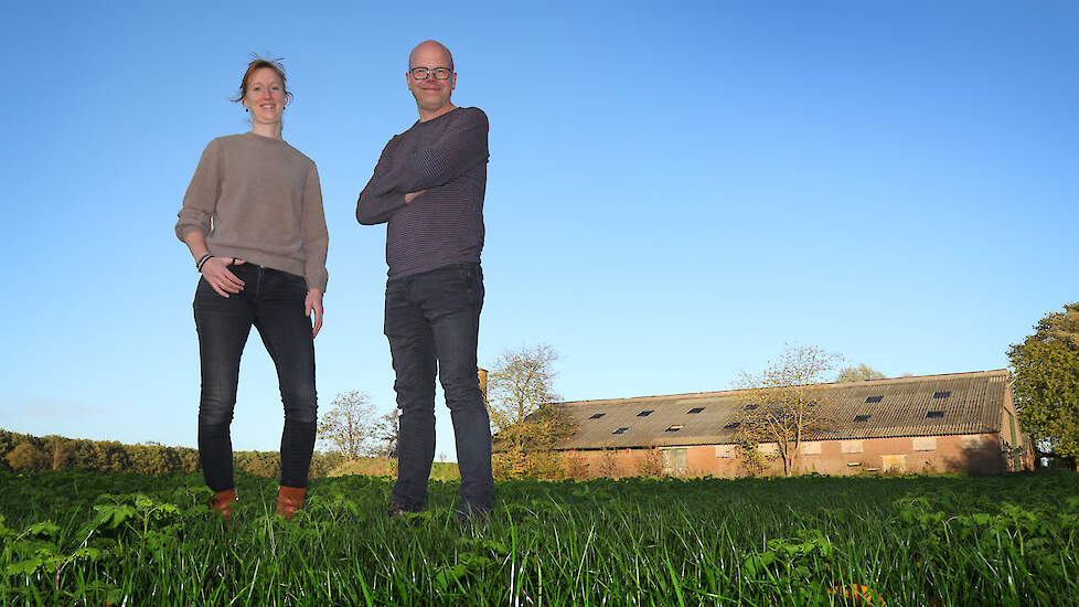 Van Oort en Van Dongen willen zorgen voor vooruitgang in het projectgebied. Zo beheren ze deze leegstaande schuur. Hier presenteerden ze eind juni hun beheerplan HeeSchaop.