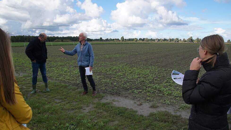 Geert-Jan van der Burgt geeft uitleg bij de proef Evergreen Akkerbouw. Beeld: Jorg Tönjes