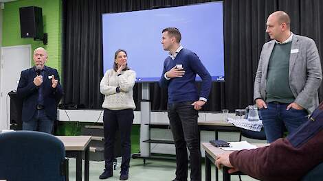 Vlnr: voorzitter Herman Brink, Laura Bromet (GroenLinks 2e kamer), Rudolf Bosch (PvdA Drents parlement) en wethouder Rico Schans (Gemeentebelangen BBBbondgenoot).