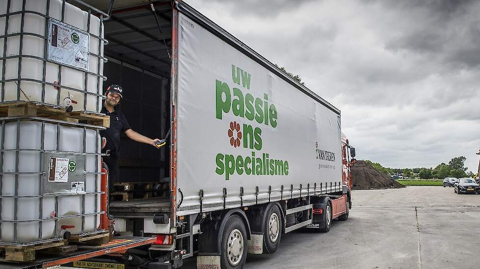 Vrachtauto met middelen voor akkerbouw