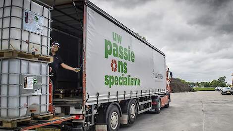 Vrachtauto met middelen voor akkerbouw