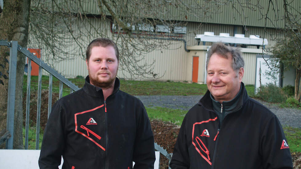 Biohuis penningmeester Douwe Monsma (midden) met zoon Jan en secretaris Maria Buitenkamp (rechts)