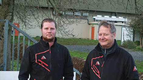 Biohuis penningmeester Douwe Monsma (midden) met zoon Jan en secretaris Maria Buitenkamp (rechts)