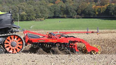 De Cultus HD is een cultivator voor grondbewerking tot 30 centimeter diep. De machine is geschikt voor zware trekkers.