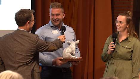 Dierenarts Tijs Tobias van GD (links) met de winnaar Sander Baijens (midden) en Pleun Leeijen (rechts)