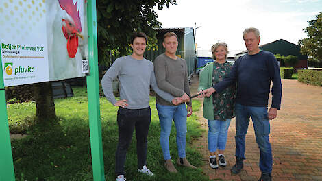 Paul, rechts naast zijn tweelingbroer Luc, neemt de locatie in Beneden-Leeuwen over van zijn ouders Hilde en Ad. Op de achtergrond hun opfokbedrijf in Wamel.