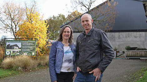 Samen met zijn vrouw Odette (49) houdt de 48-jarige John Duis in Bladel 90.000 scharrelhennen.