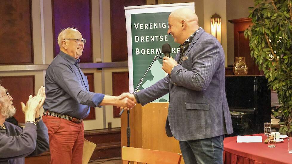 Voorzitter Johan Moes (rechts) bedankt Jan van der Struik voor zijn jarenlange inzet voor de Drentse boermarken.