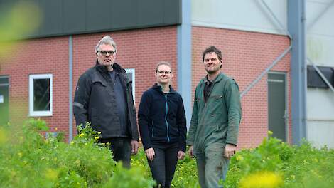 Erik, Lianne en Mark van Essen. „We wilden niet dat iemand buiten de deur moest werken. Daarom hebben we geïnvesteerd in de opfok van leghennen.”