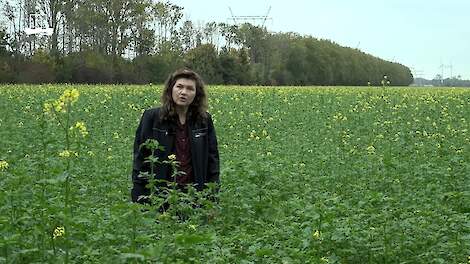 Paulien van Asperen in een veld gele mosterd