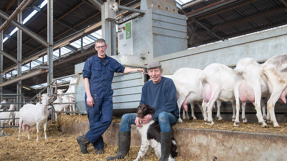 Martien en zoon Giedo Indenkleef wisten precies wat ze wilden: een stal waarin niet veel handwerk nodig is.