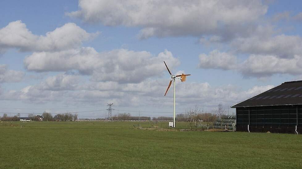 Een willekeurige kleine windmolen, elders in het land.
