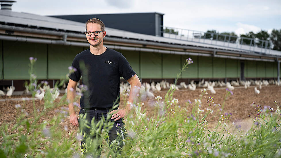 Holger Hogt voor zijn ultramoderne leghennenstal