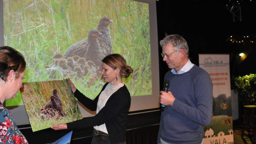 Van links naar rechts: Anne Stotteler (VALA), winnares Nancy Hahné en Paul ter Haar (VALA) tijdens de prijsuitreiking.