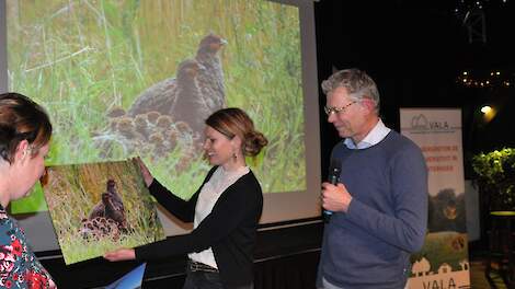 Van links naar rechts: Anne Stotteler (VALA), winnares Nancy Hahné en Paul ter Haar (VALA) tijdens de prijsuitreiking.