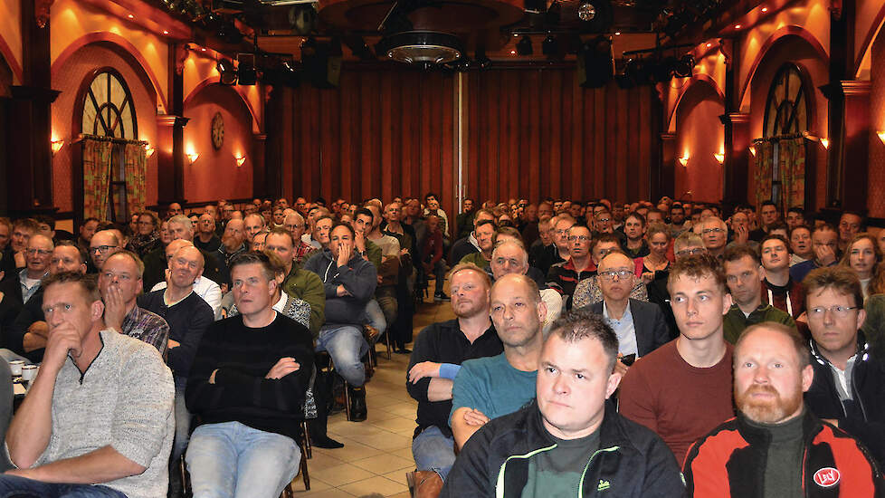 Een volle zaal luisterde aandachtig naar de ervaringen van emigrant Teun Verhoeven (foto onder). In zijn stallen in het Amerikaanse Ohio is overal publiek toegankelijk cameratoezicht aanwezig in het kader van transparantie. „Daar moest het personeel wel a