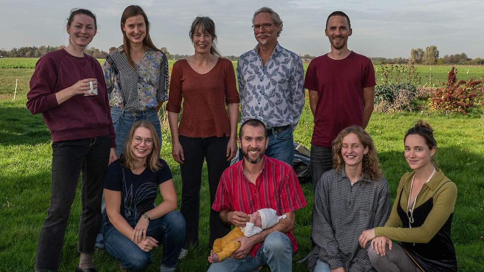 Howard Koster met zijn team en de boerderij-baby (in zijn armen).