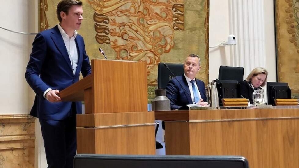 CDA fractievoorzitter Dennis Heijen in actie achter het spreekgestoelte.