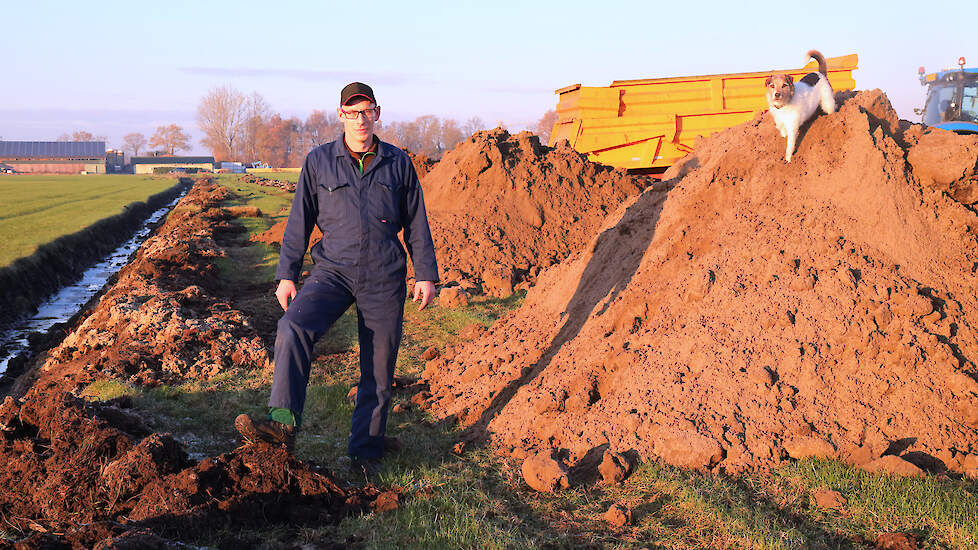 De Limburgse geitenhouder en akkerbouwer Giedo Indenkleef dempt sloten op zijn huiskavel. „Het is een hele klus”, geeft hij toe. „Maar het is me het meer dan waard.”