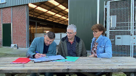 Op het melkveebedrijf tekenen Gert en Rianne Krol een contract met de provincie Limburg.