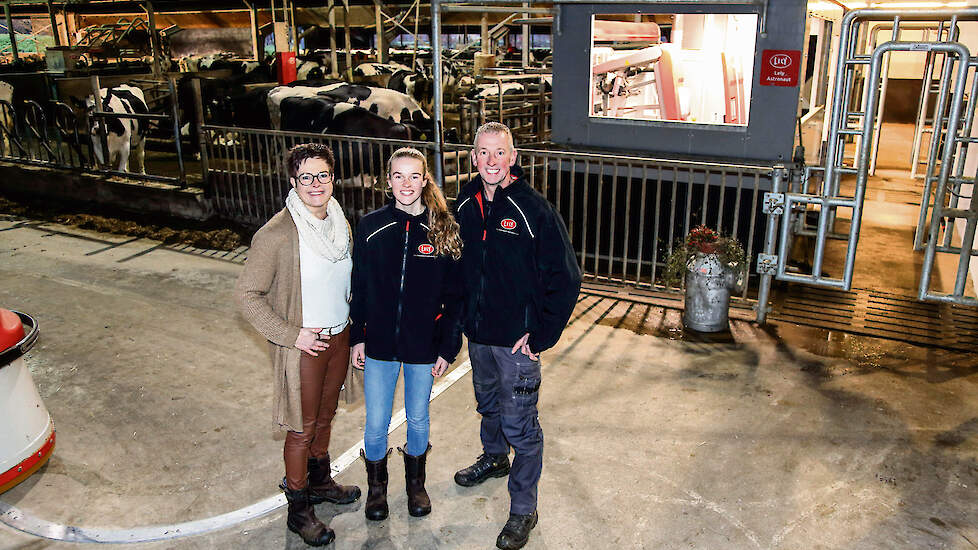 Karin, Heike en Ronnie Tolkamp krompen hun melkveestapel in en gingen met twee melkrobots melken. „Dat was wel even omschakelen.”