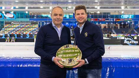 Kaasmaker Tuncay Özgüner (links) en Sven Kramer (sponsordirecteur bij Jumbo-Visma).