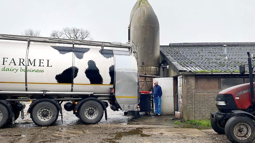 Melkveehouder Tjits Agricola ziet hoe de laatste melk in het nieuwe jaar door Farmel uit Emmeloord word opgehaald.