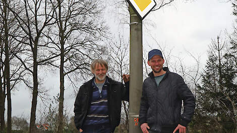 Jos Steggink (links) en Karel Kuizenga zijn overburen aan de Van Roijensweg in Kloosterhaar.